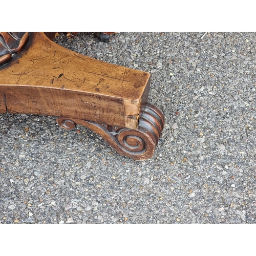 1050 - A Victorian mahogany pedestal card table, 91.5cm wide.