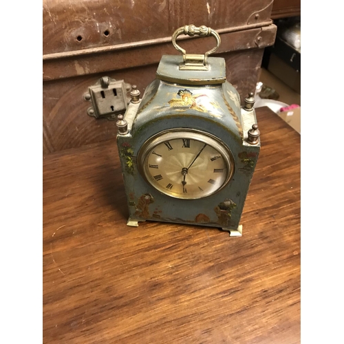 516 - Beautiful wooden oriental style mantle clock decorated with oriental figures - Working unsure
