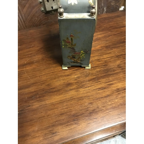 516 - Beautiful wooden oriental style mantle clock decorated with oriental figures - Working unsure