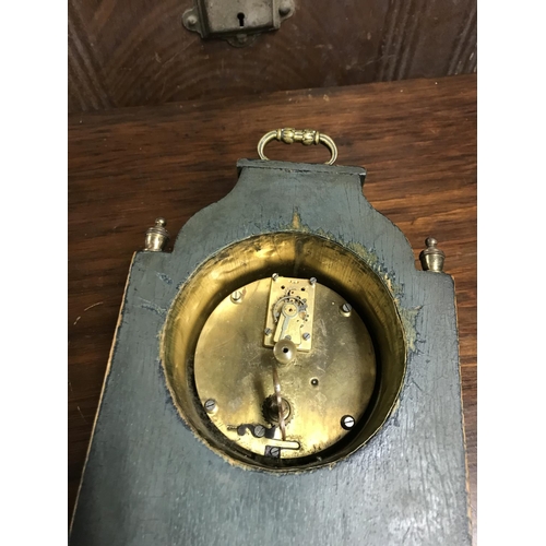 516 - Beautiful wooden oriental style mantle clock decorated with oriental figures - Working unsure