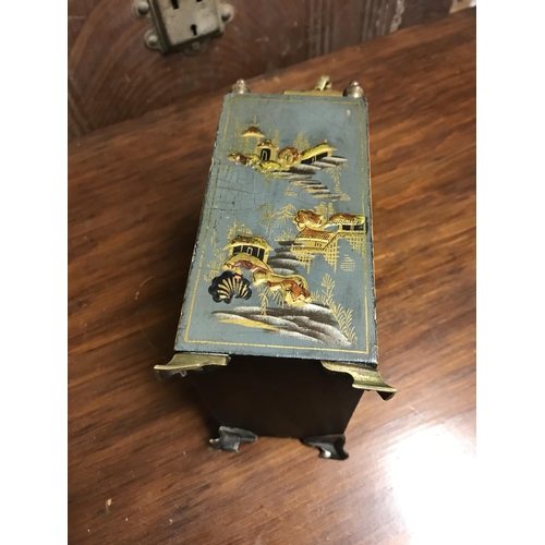 516 - Beautiful wooden oriental style mantle clock decorated with oriental figures - Working unsure