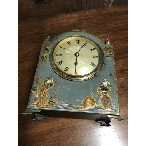 516 - Beautiful wooden oriental style mantle clock decorated with oriental figures - Working unsure