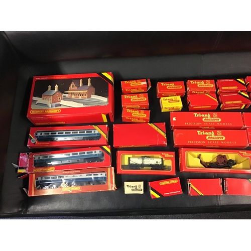 104 - Very large quantity of Vintage & modern Hornby / Triang railway items inc Carriages/Wagons etc - COL... 