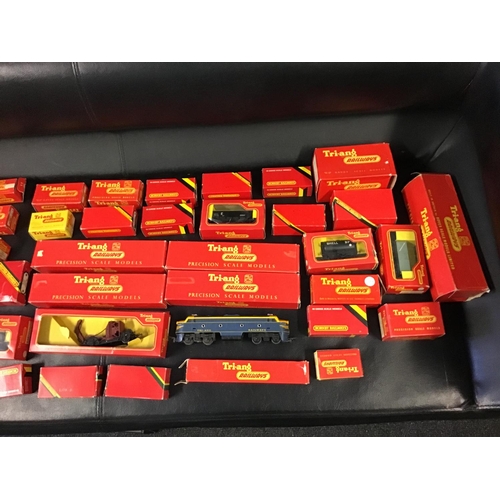 104 - Very large quantity of Vintage & modern Hornby / Triang railway items inc Carriages/Wagons etc - COL... 