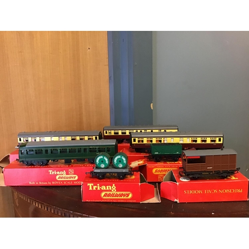 104 - Very large quantity of Vintage & modern Hornby / Triang railway items inc Carriages/Wagons etc - COL... 