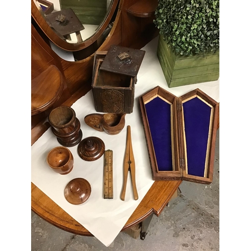 127 - Box of assorted wood/treen items