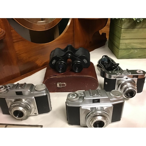 139 - 3 x Nice vintage cameras, a pair of cased Carl Zeiss binoculars & 2 x slides