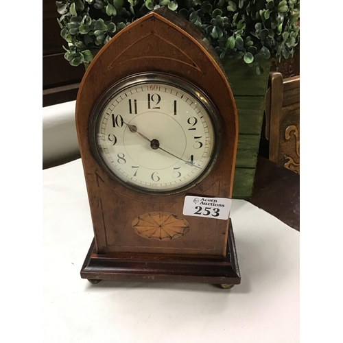 253 - Decorative vintage mantle clock - CLOCKS AND WATCHES ARE NOT TESTED