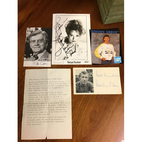 31 - 5 x Autographs - Bill Owen, Bob Wilson, Tanya Tucker, Bryan Robson, Pete Murray