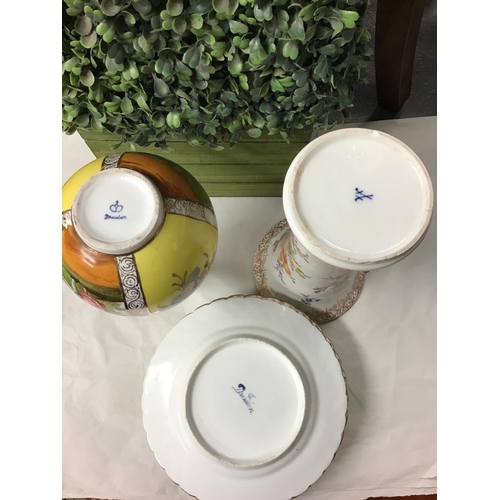 498 - 4 x Dresden cabinet plates & 2 x Dresden vases