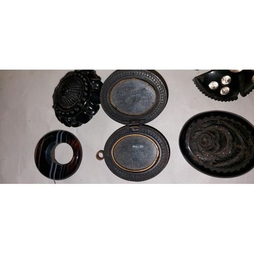 557 - Qty of assorted Victorian brooches, lockets etc. Possibly Bog Oak or Jet