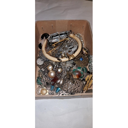 561 - Box of vintage costume jewellery