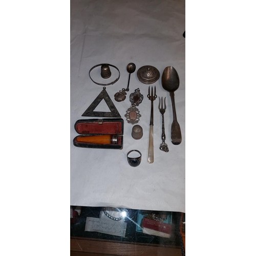 602 - Box of mixed mainly metal items inc thimble, spoons etc