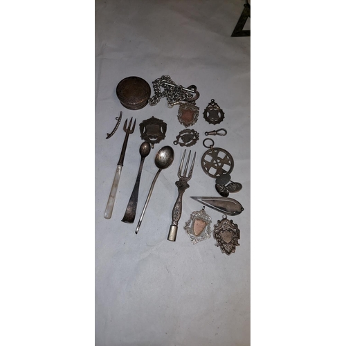 602 - Box of mixed mainly metal items inc thimble, spoons etc