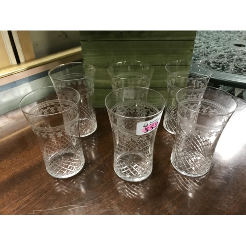 552 - 6 x Vintage glasses with etched pattern