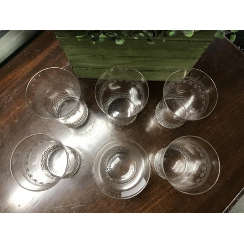 552 - 6 x Vintage glasses with etched pattern