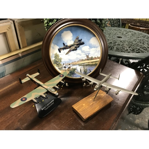 581 - 2 x Model planes & Collectors plates