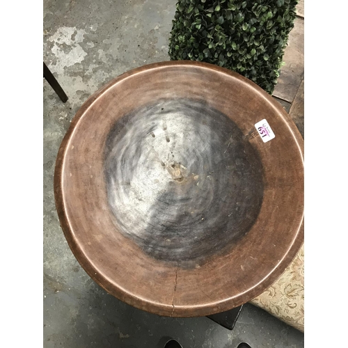 651 - Unusual wooden concave dish/table on legs - Height 16 inches x 17 inches