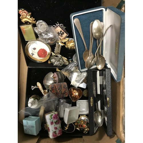 673 - Box of costume jewellery etc