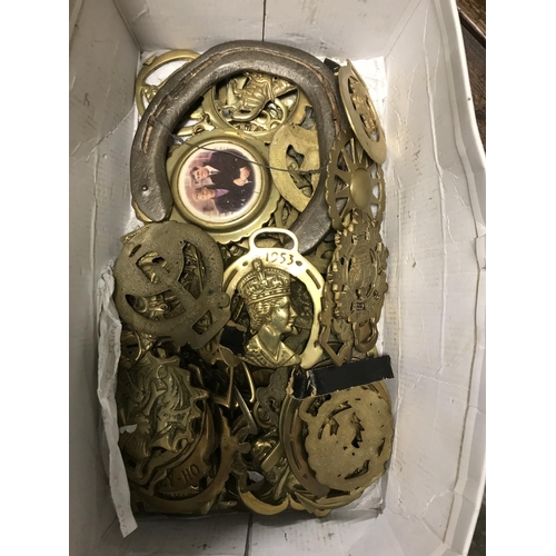 674 - Box of vintage horse brasses - Approx 50