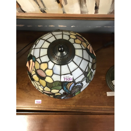 752B - Small pretty Tiffany style lamp - COLLECTION ONLY OR ARRANGE YOUR OWN COURIER