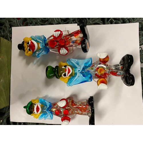 510 - 3 x Murano glass clowns (1 x Still has Murano label in place) - 8-9 inches