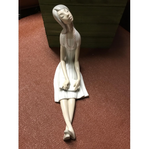 107 - 2 x Lovely Lladro figures. Sadly, the girl has broken legs