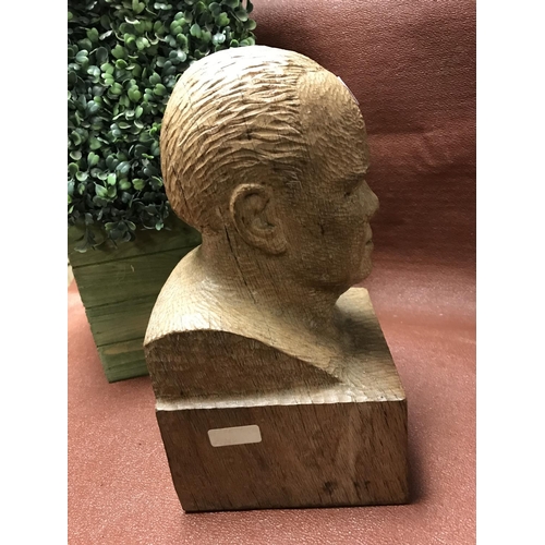 508 - A unique wooden carved sculpture of Winston Churchill - Signed Jo Sykes - See information plaque