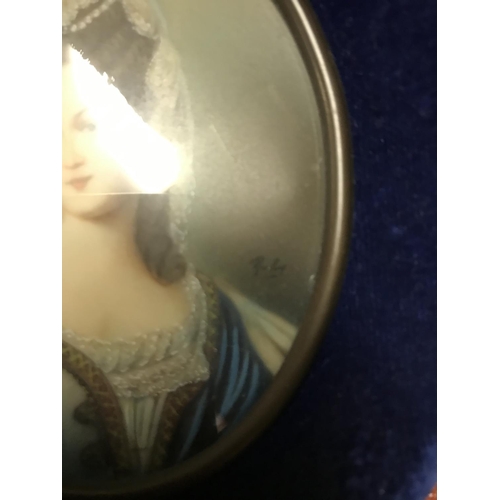 84 - Vintage picture in oval velvet frame