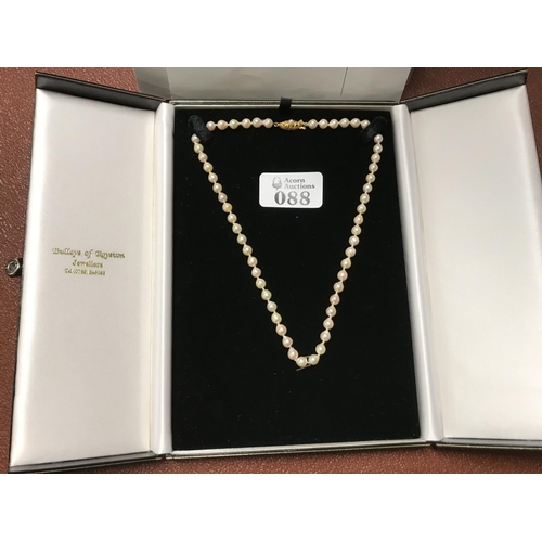 88 - Beautiful elegant set of one row cultured pearls with decorative clasp. Original receipt included