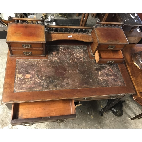 660 - Beautiful early desk with leather insert and drawers with decorative upstand to the back - Leather i... 