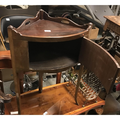 750 - Very pretty vintage corner cabinet with opening door