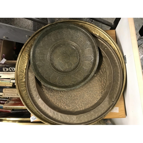 767 - 3 x Vintage Brass trays and large decorative metal lid