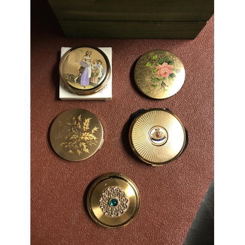 54 - 5 x Various vintage compacts
