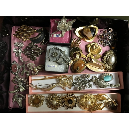 58A - 30 x assorted brooches inc 925 silver and 7 x Hollywood signed etc, etc