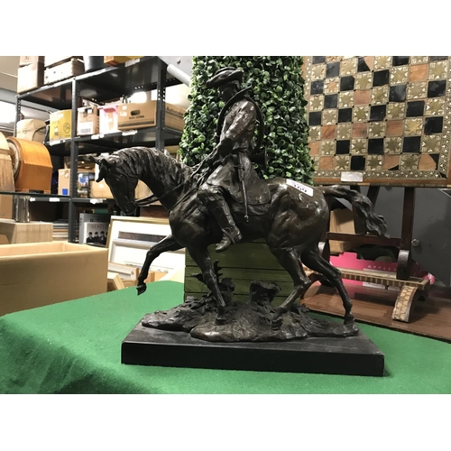 469 - LOVELY BRONZE OF A SOLDIER ON HORSEBACK MOUNTED ON A MARBLE BASE