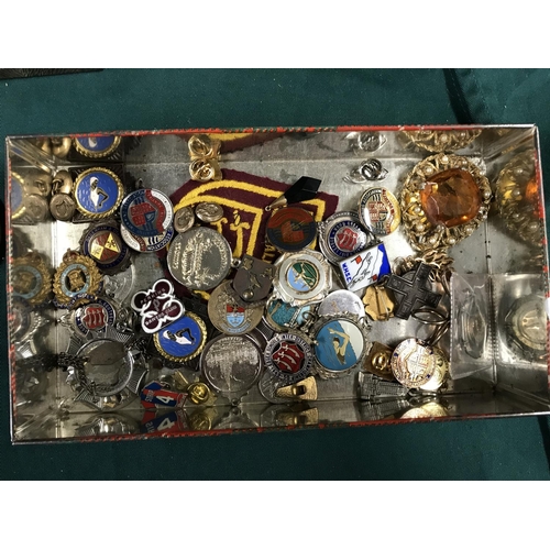 218 - TIN OF ASSORTED BADGES & JEWLLERY