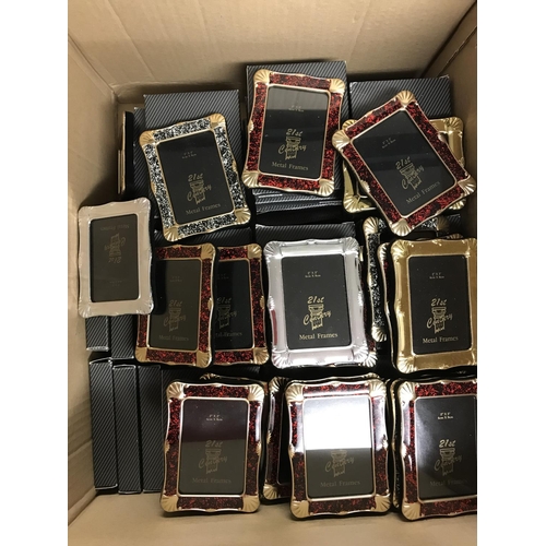 185A - BOX OF SMALL PHOTO FRAMES