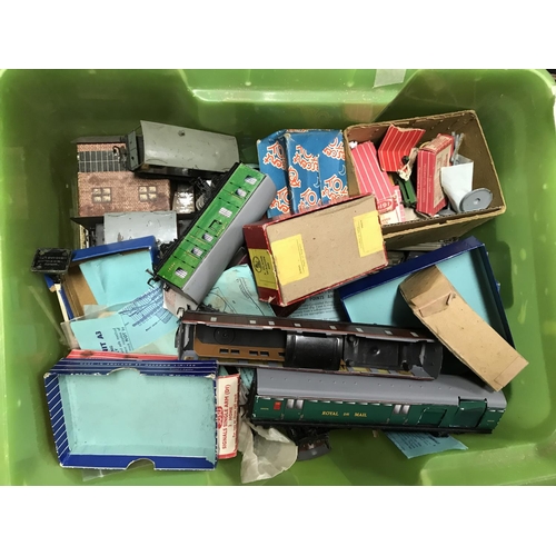 186A - BOX OF VARIOUS TOY TRAIN ITEMS