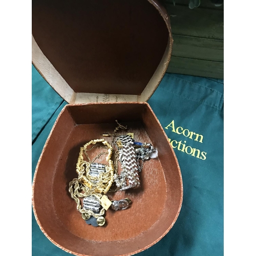 86 - LOVELY VINTAGE LEATHER COLLAR BOX WITH COSTUME JEWELLERY