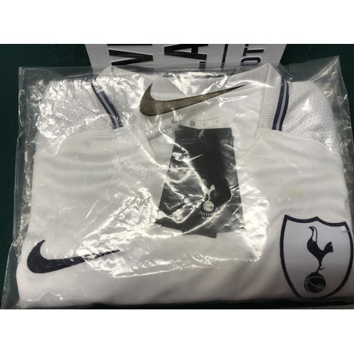 562A - Large Spurs Adult football shirt and White Hart Lane tin street sign