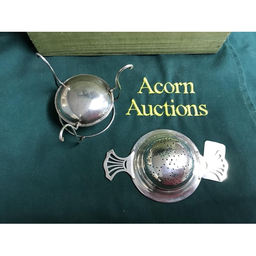 782 - Hallmarked silver vintage tea strainer & stand - Weight 48 grms