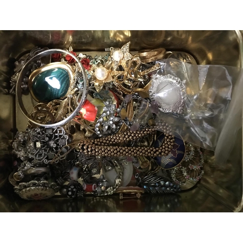 92A - Tray of assorted rings and large qty of costume jewellery