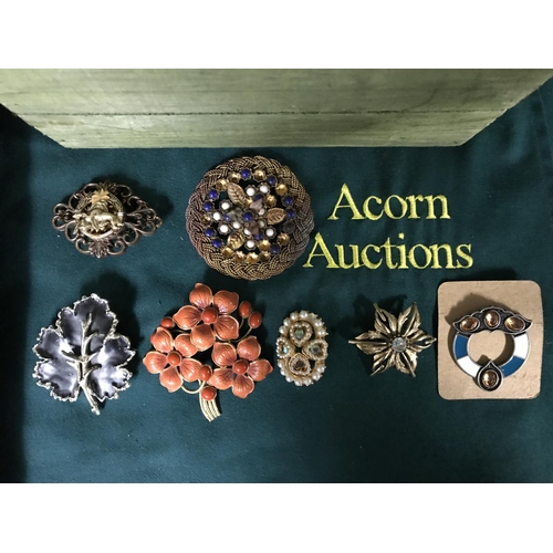 92A - Tray of assorted rings and large qty of costume jewellery