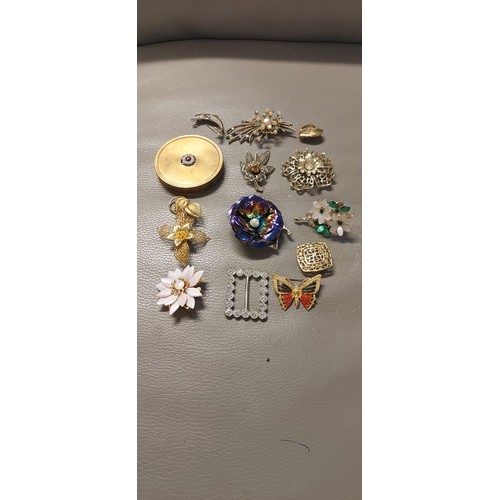 973 - Box of lovely pretty assorted brooches and a compact...