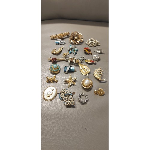 973 - Box of lovely pretty assorted brooches and a compact...