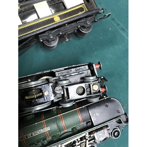 385 - VINTAGE HORNBY DUBLO ENBGINE AND DUCHESS OF MONTROSE ENGINE WITH 2 X CARRIAGES