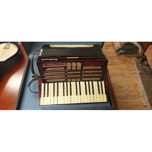 870 - VINTAGE CASED ROYAL STANDARD ACCORDIAN