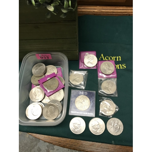 53 - 32 X VARIOUS COMMEMORATIVE COINS - SOME CASED