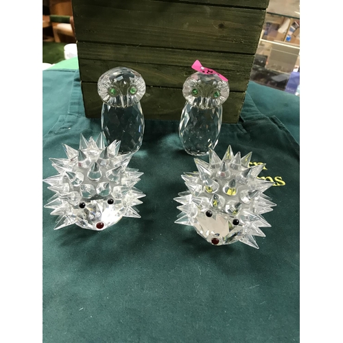 585 - 2 X GLASS HEDGEHOGS & 2 X GLASS OWLS - SIGNED OLEG CASSINI